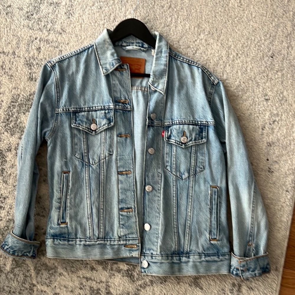 Levi’s light wash denim jacket slightly oversized